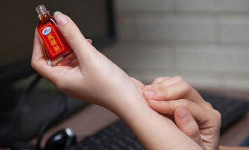 Đuổi và diệt muỗi bằng dầu gió